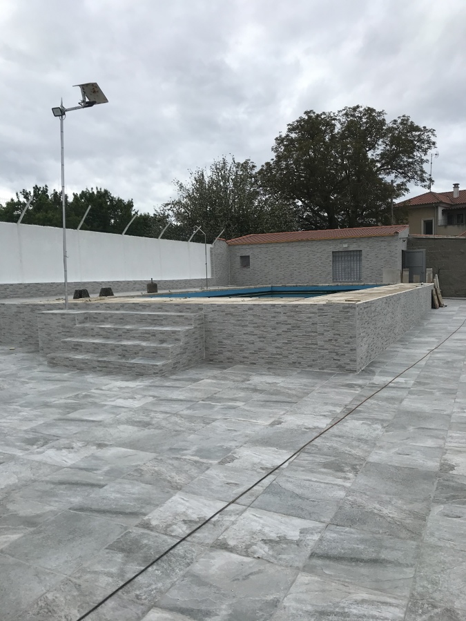 Forrado de piscina en piedra y ensolado.