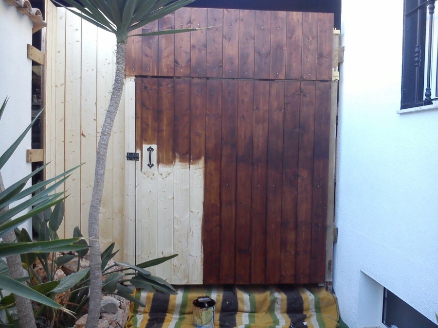 Forrado de puerta en madera y barnizado manual