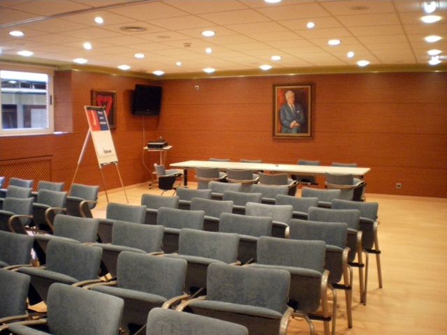 Forro de pared en salón de actos