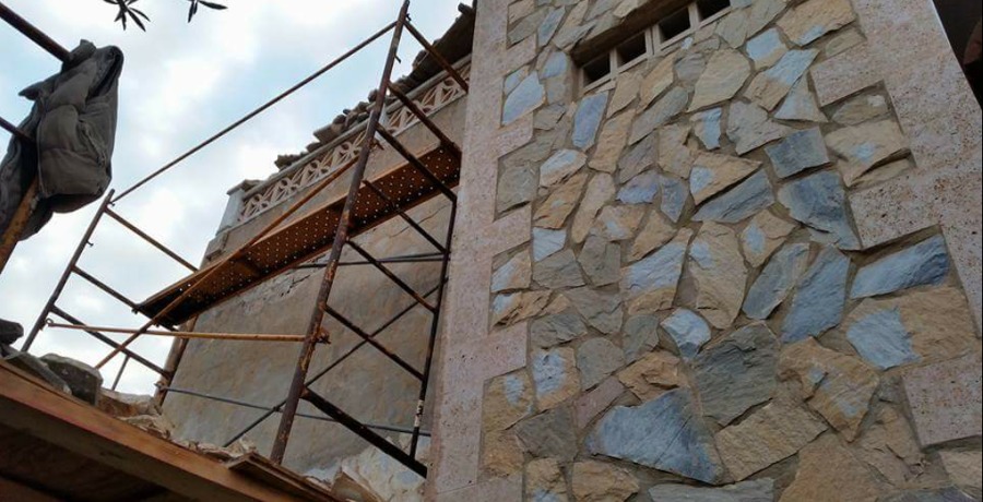 Forro de piedra en fachada