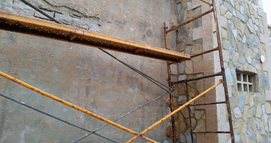 Forro de piedra en fachada