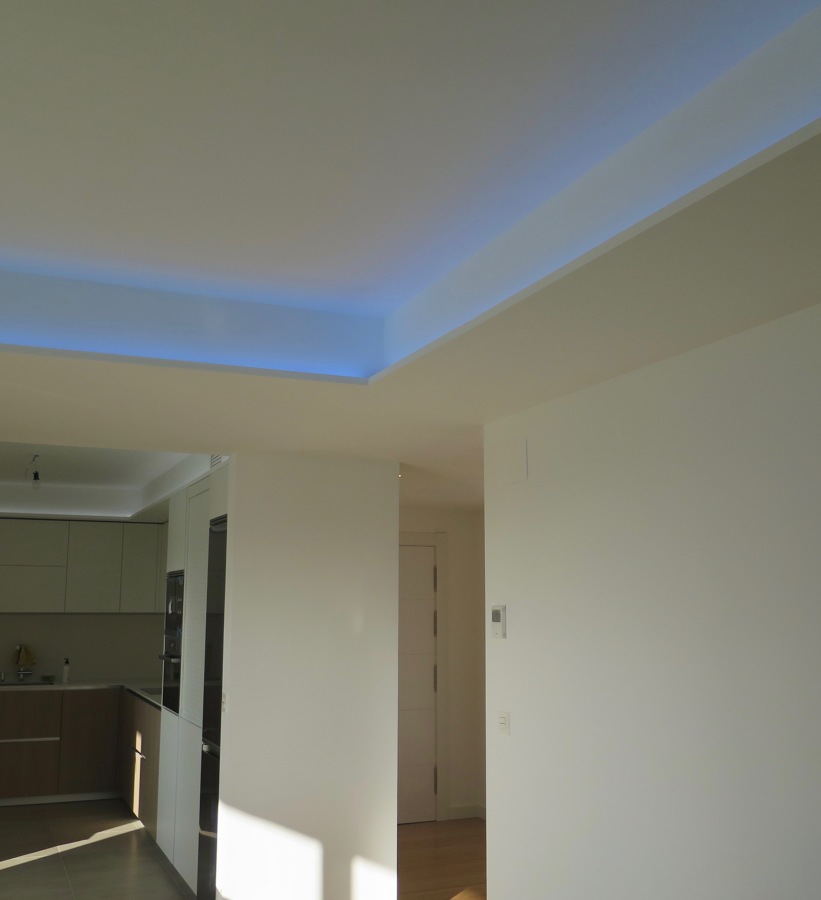 Foso de Pladur con iluminación LED en salón.