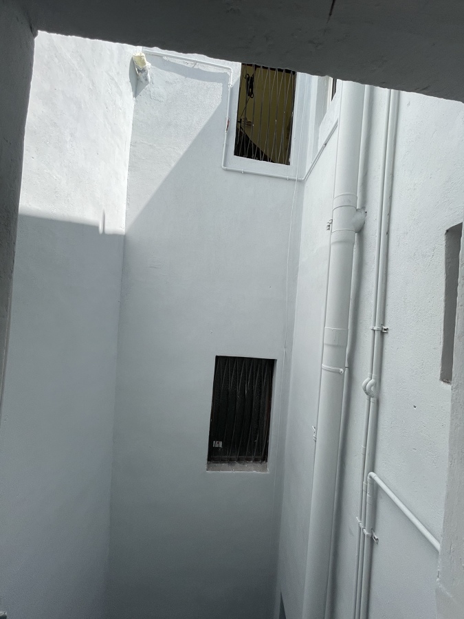 Foto final de reparación y pintura en patio interior en Barcelona