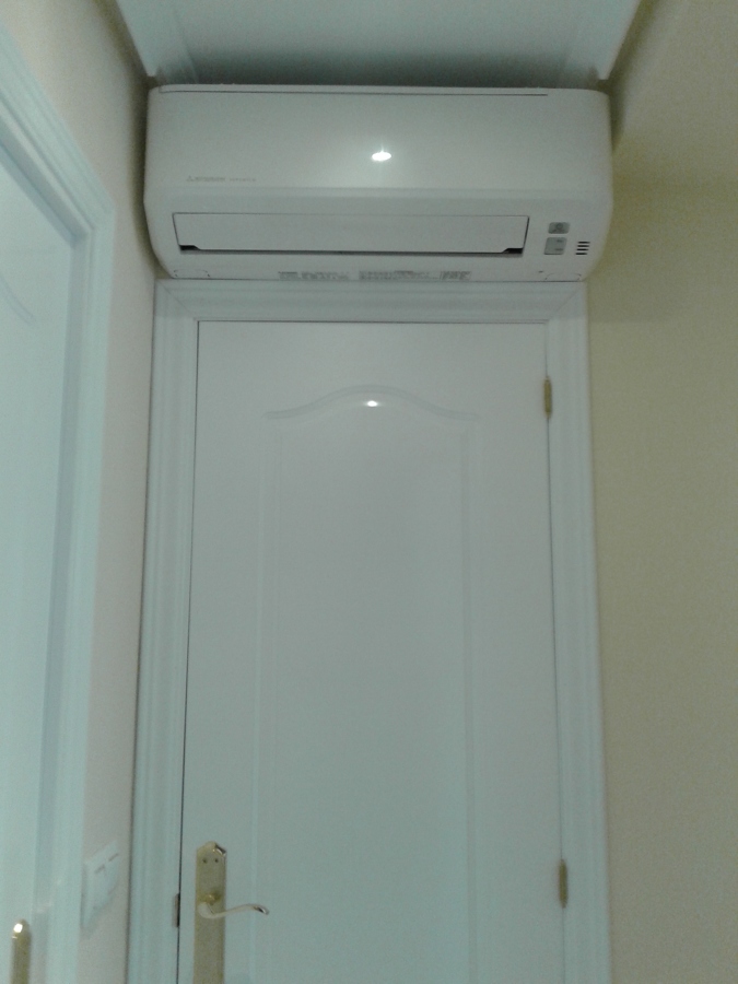 foto puerta de pasillo ajustada al aire acondicionado