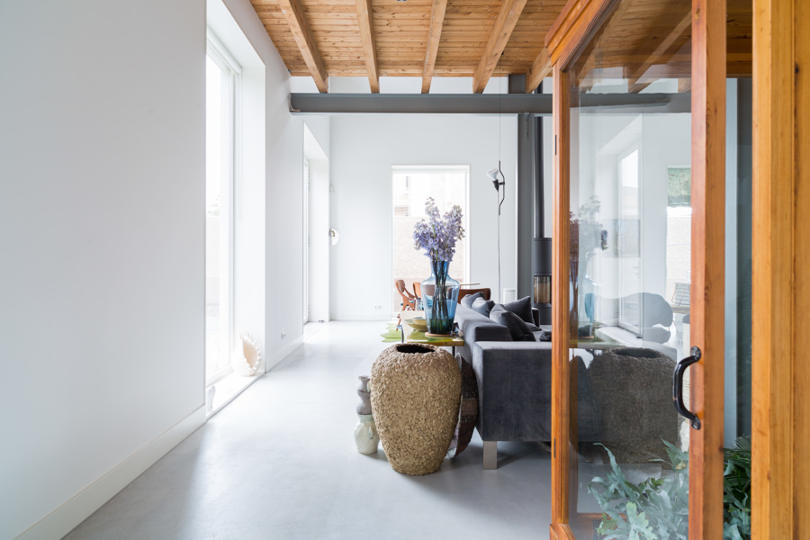 Salón con suelo de microcemento