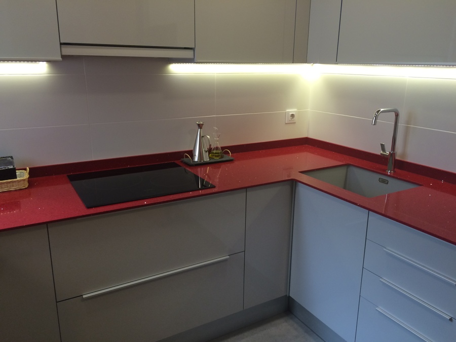 fregadera bajo encimera fragranite, iluminación led bajo muebles altos
