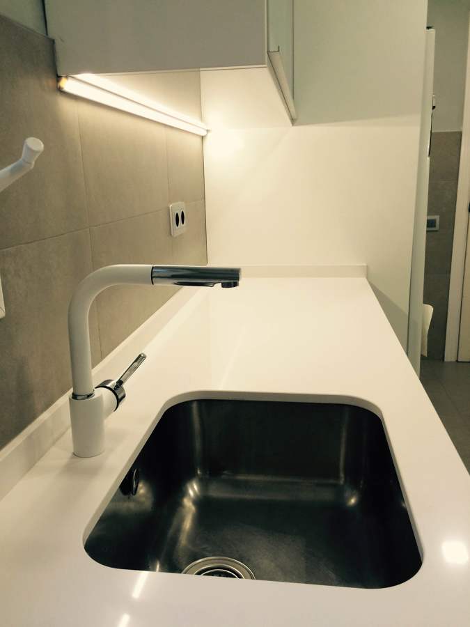 fregadera bajo encimera y griferia blanca caño extraible