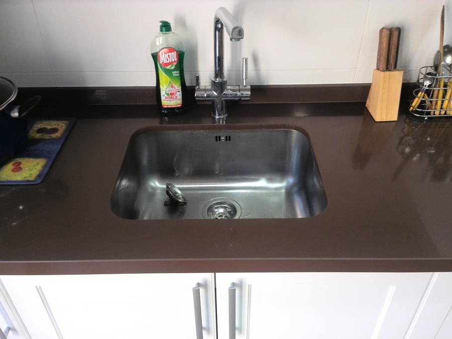 Fregadero bajo encimera.