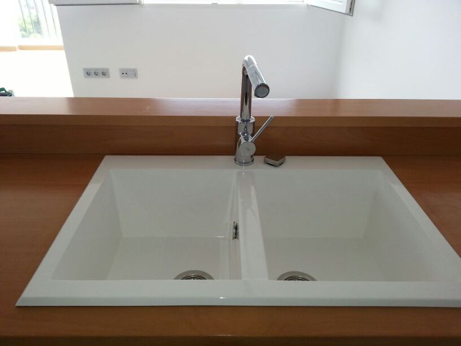 Fregadero de resina en cocina