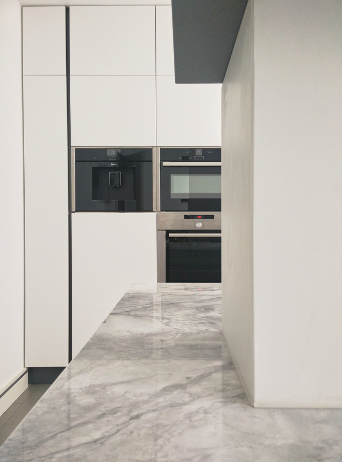 frente alto de hornos y cafetera