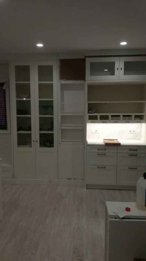 Frente con vitrina y zona de trabajo iluminada con led.