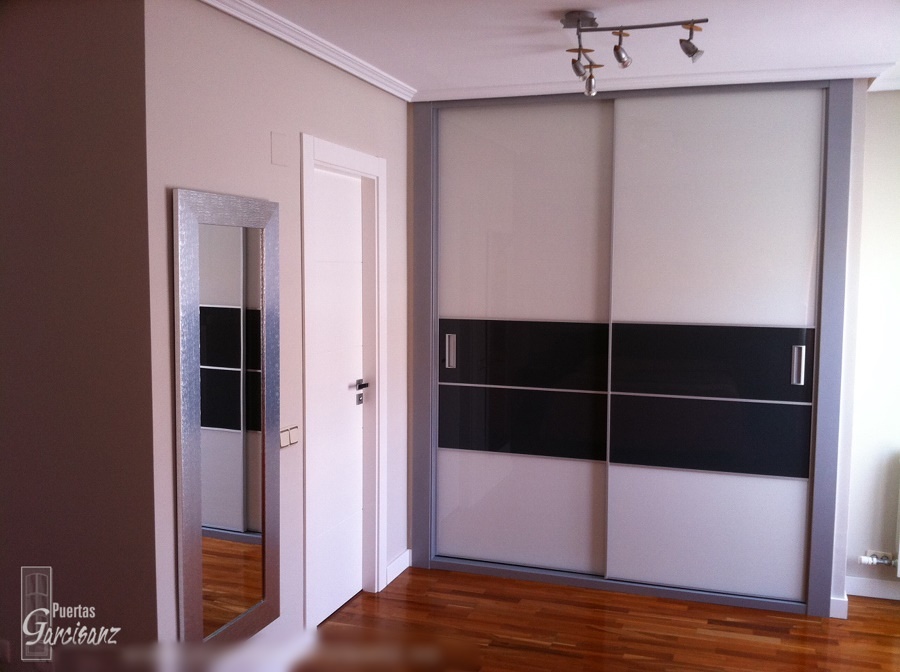 Frente de armario cristal lacado blanco y gris oscuro, perfiles inox