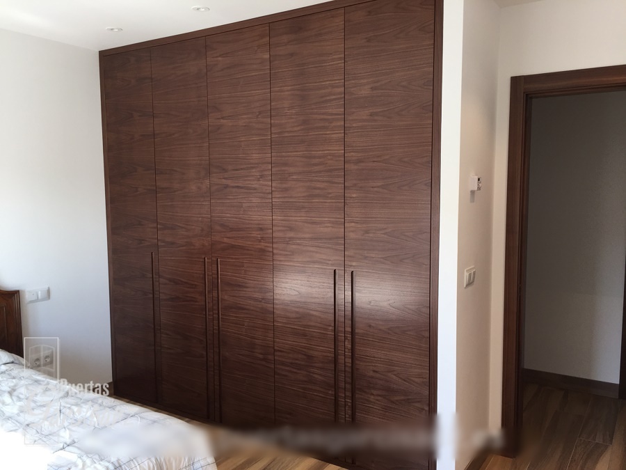 Frente de armario de puertas abatibles en chapa de nogal