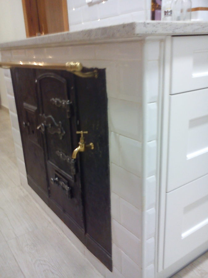 frente de horno recuperado e incorporado a la nueva cocina
