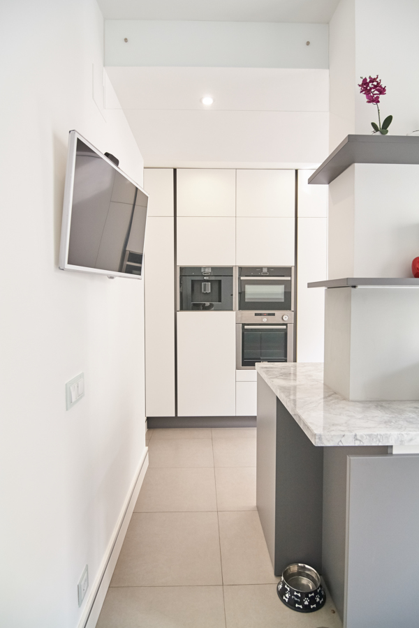 Frente de hornos y cafetera, acceso al office