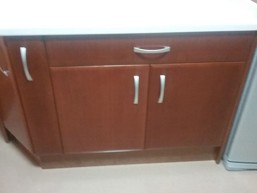 Frente de muebles con cajón que esconde mesa 