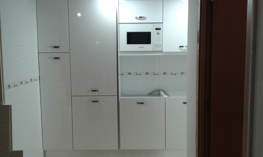 frente de nevera y escobero