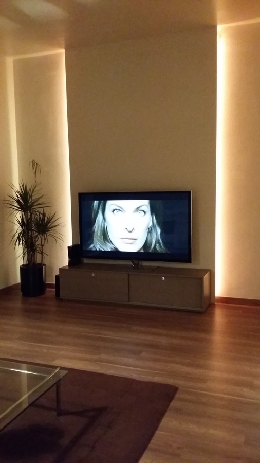 Frente de television de 70 pulgadas rodeado de leds.