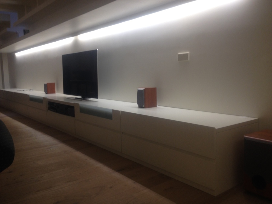 Frente mueble TV con iluminación indirecta