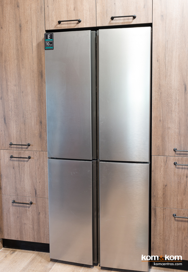 Frigorífico americano cuatro puertas inox integrado en mueble de madera