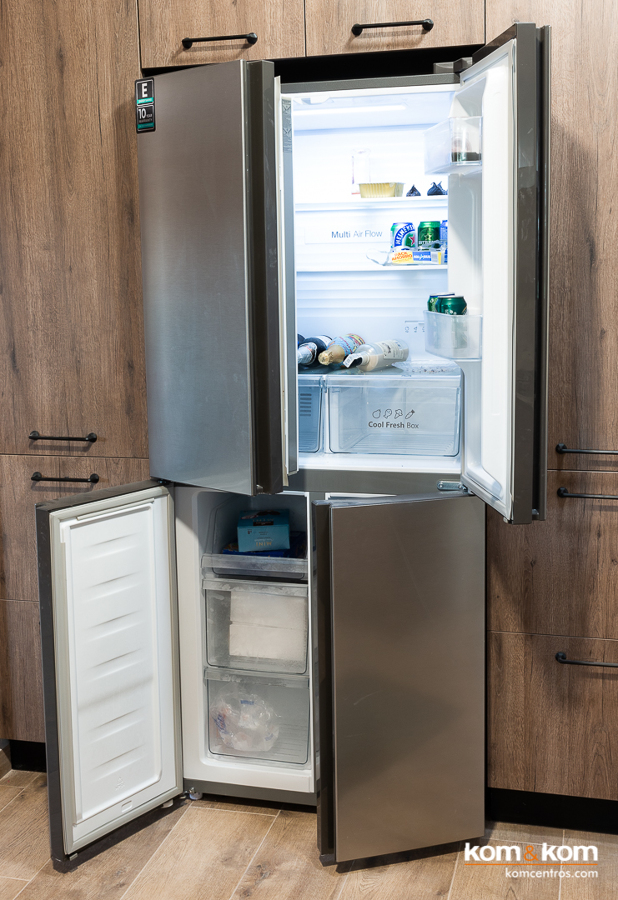 Frigorífico americano cuatro puertas inox integrado en mueble de madera