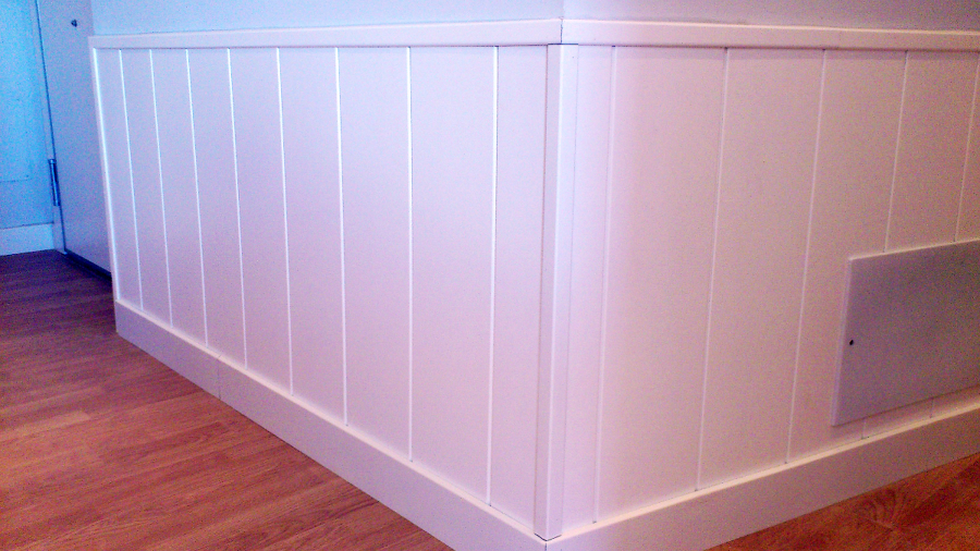 Friso lacado en blanco