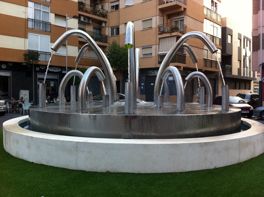 Fuente decorativa en rotonda de Sedaví