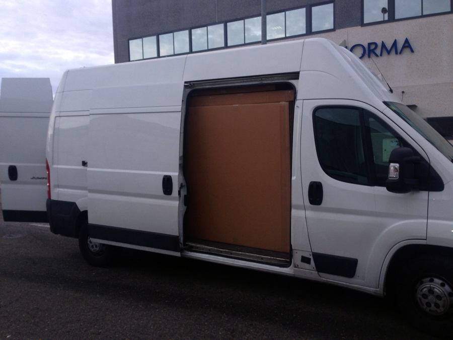 Furgón cargado completo 