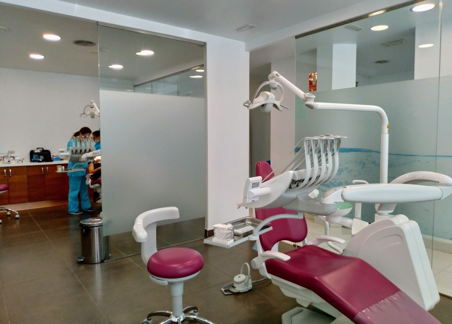 Gabinetes con sillones dentales