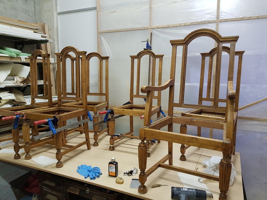 Gatos para que la cola tire y sujete la estrustura.