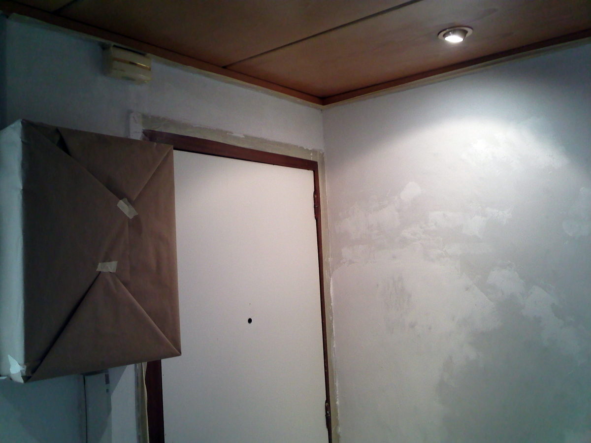 Paredes del recibidor en proceso de alisado paredes