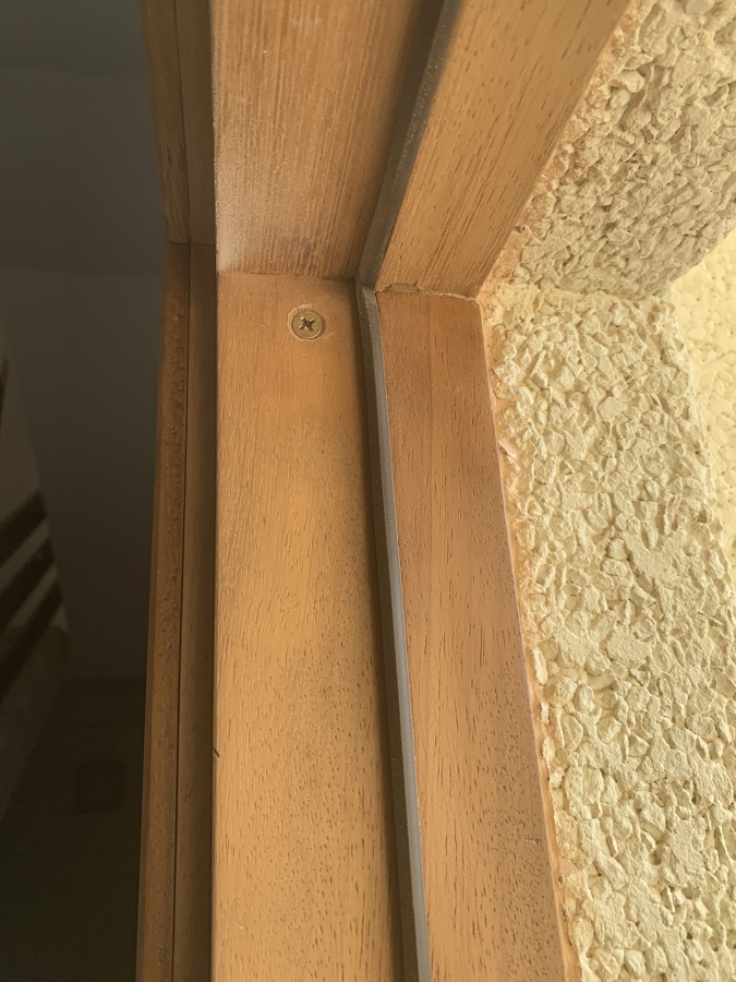 Goma de estanqueidad y acústica en el marco de la puerta