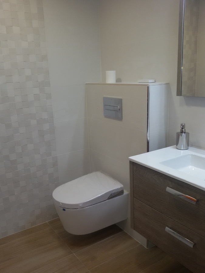 Gran sanitario de la casa Roca supendido tipo japones todo automático.