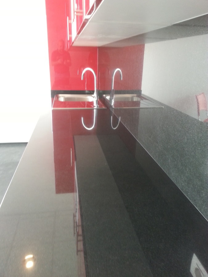 Granito negro intenso, parece un autentico espejo.