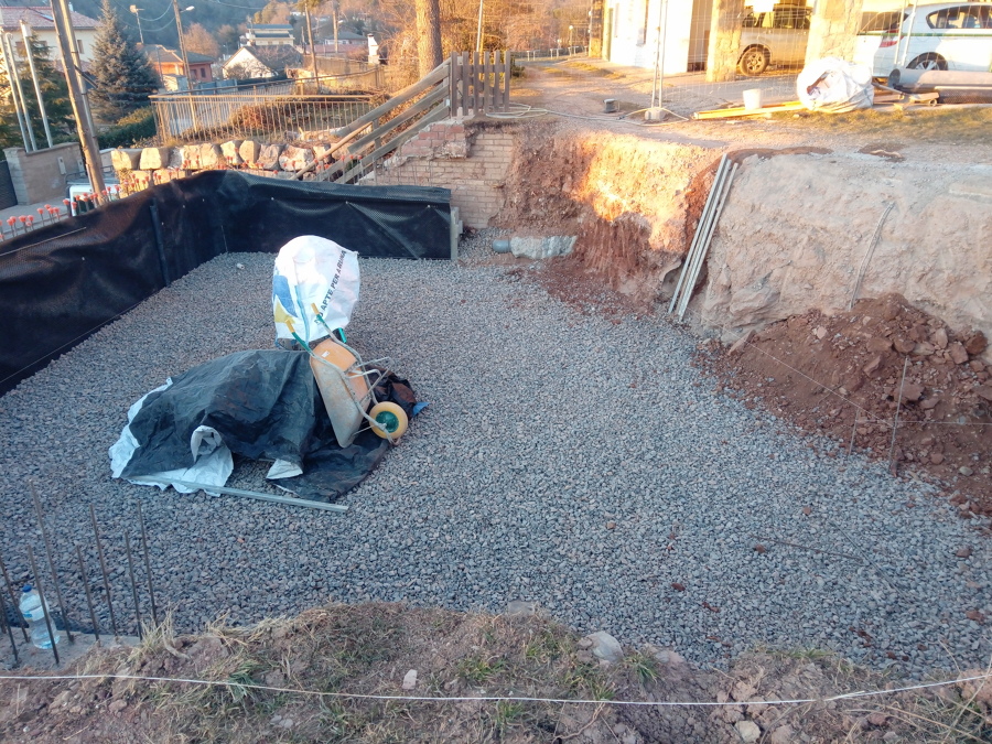 Grava a cota cero de piscina.