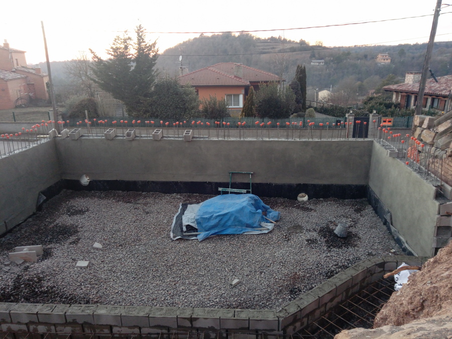 Grava a media altura.