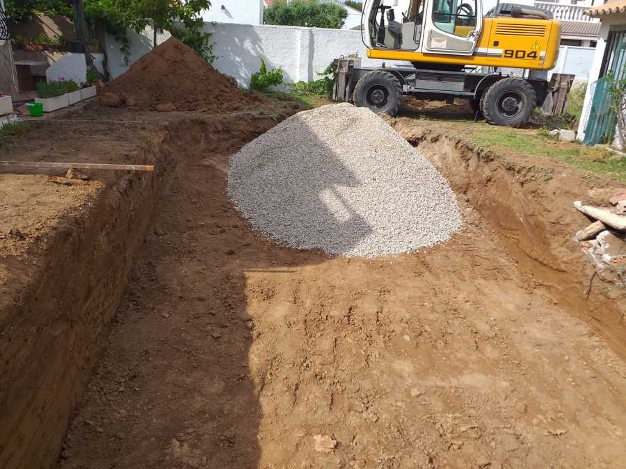 Grava de relleno para el fondo de la piscina.