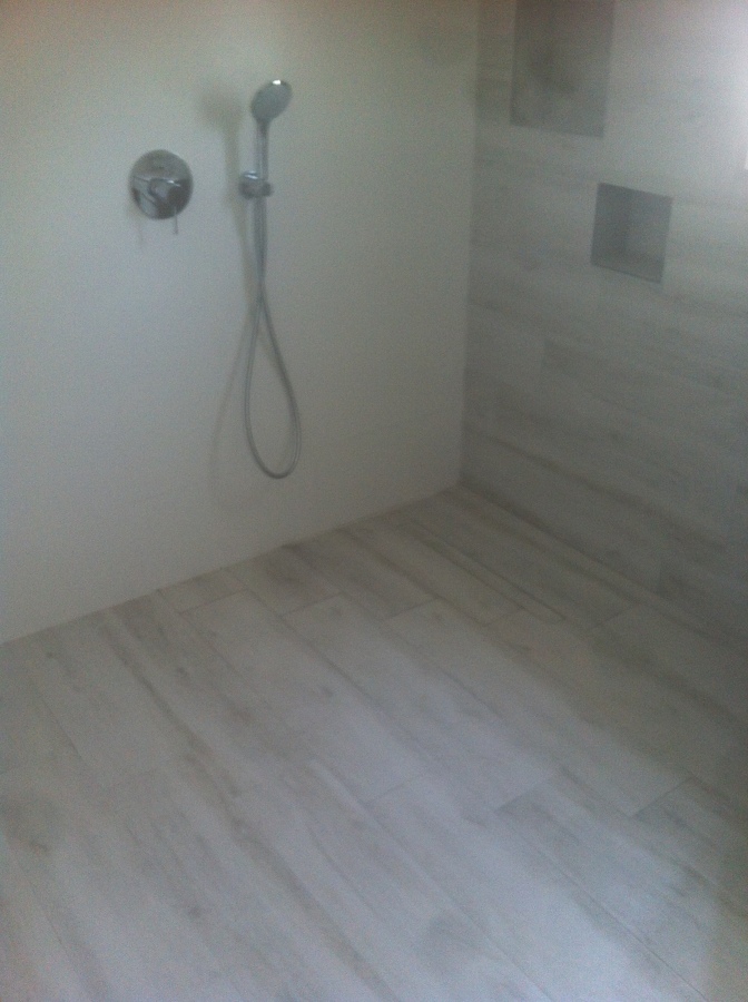 GRIFERIA EMPOTRADA CENTRADA EN LA PARED LARGA DE DUCHA