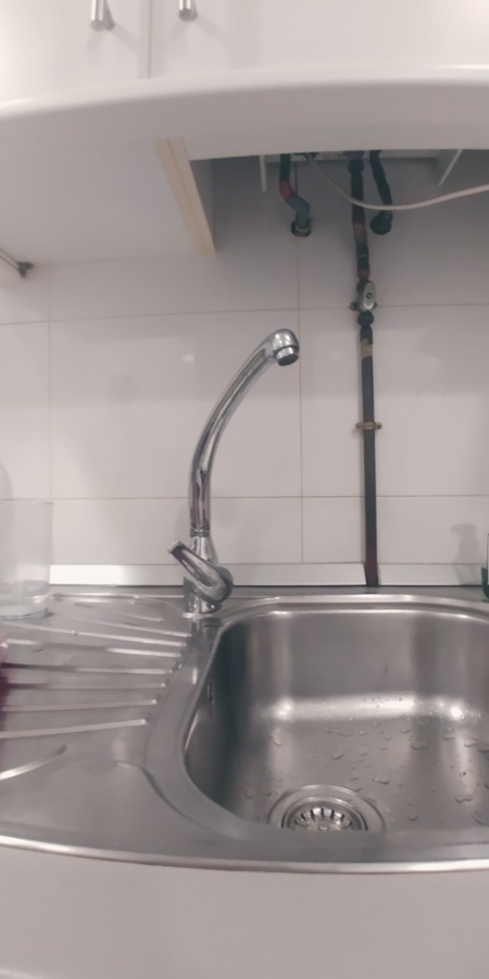 Grifo monomando en fregadero