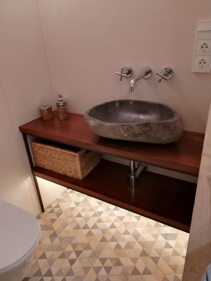 grifos empotrado con lavabo de piedra