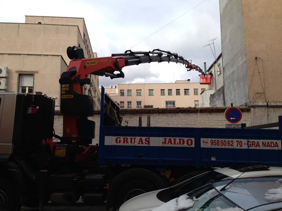 Grúa con cesta foto lateral