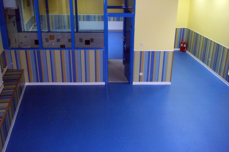 Guardería. Zona de estar y acceso a cambiador