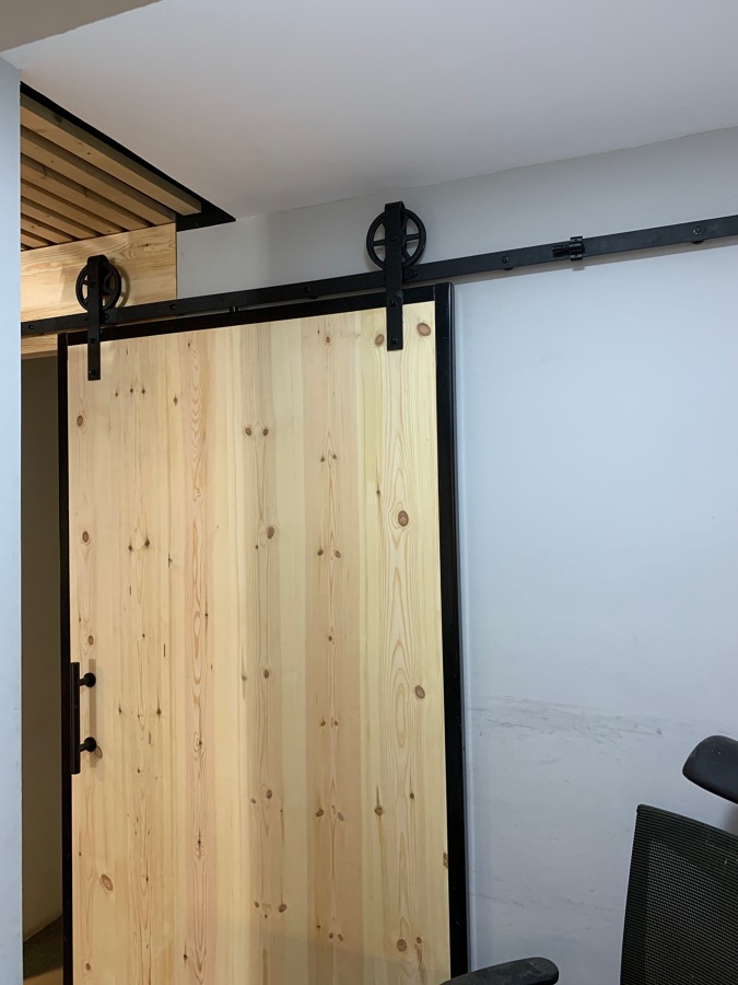 GUIA FIJADA A LA PARED CON TACOS DE PLADUR DIAM. 8 MM.