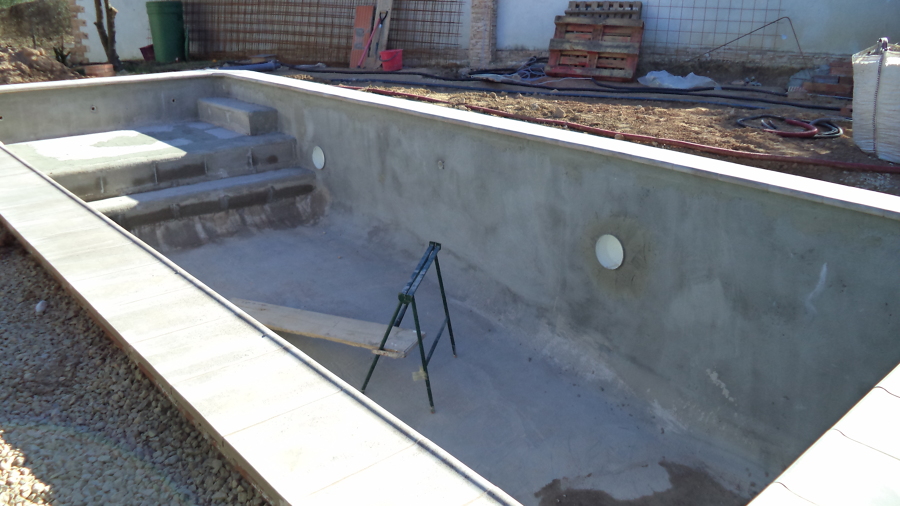 Gunite, medias cañas y escalera maciza.