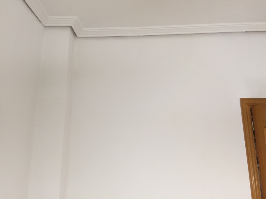 Había q respetar las cornisas de yeso del techo.