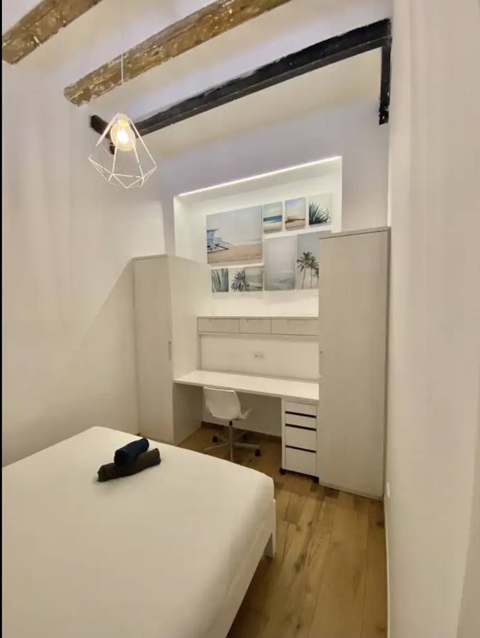 Habitación # 2 con su armario y despacho a medida