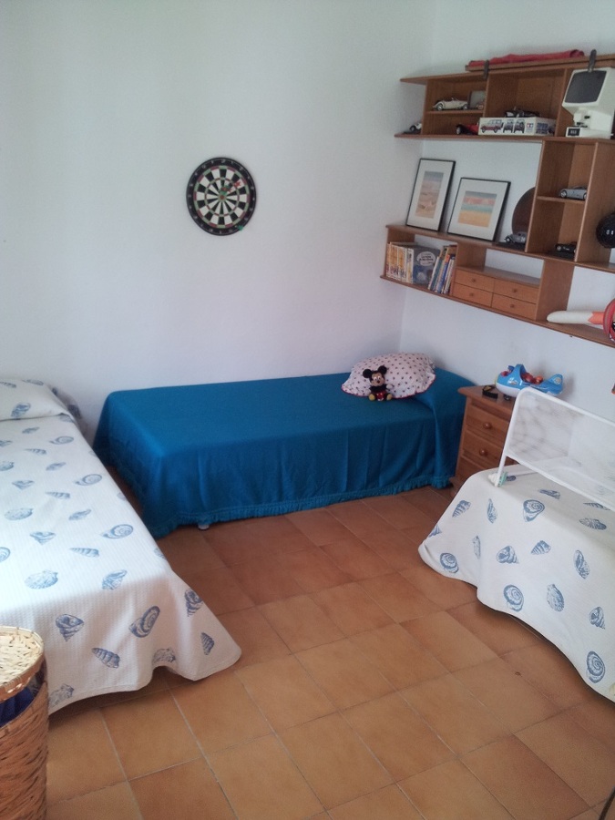Habitación infantil con zona de juego
