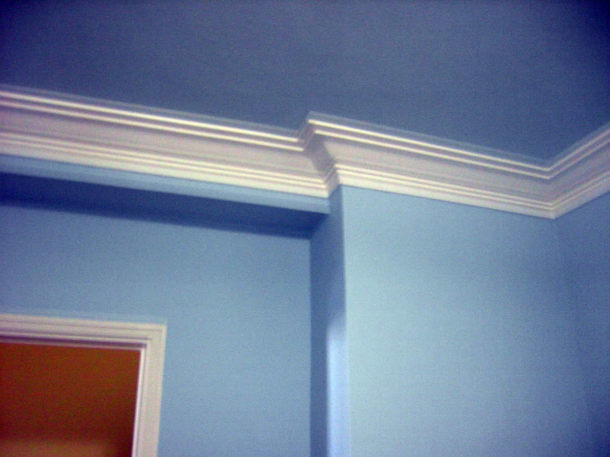 Habitación azul y moldura blanca