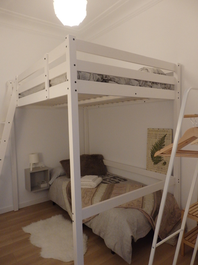 habitación cama alta