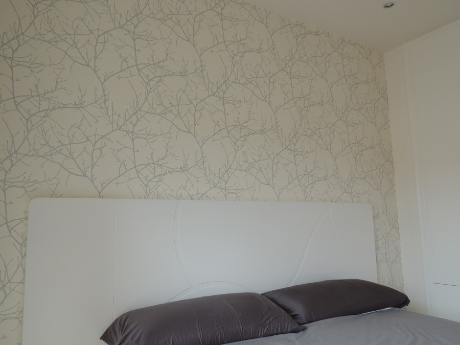 Habitación con cabezal empapelado